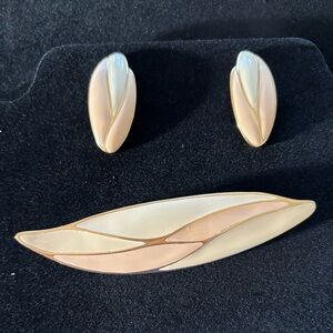 Vintage Monet Gold and Pink/Cream Jewelry Set